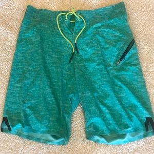 Lululemon Men’s El Current board short